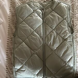 Vest with 2 pockets.thermal insulation, water repellent